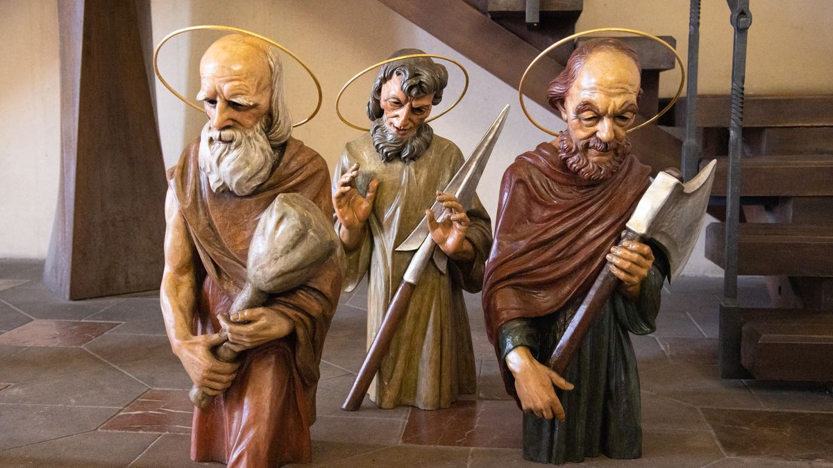 Na Staroměstský orloj se vrátily sochy tří apoštolů. Prošly opravou za 35 tisíc
